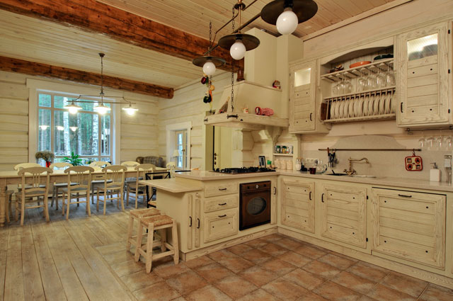 Интерьер белой кухни в стиле шале