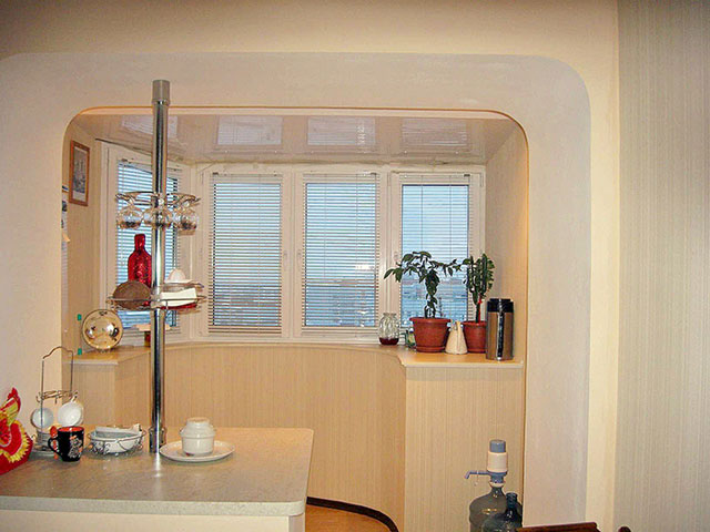 Интерьер кухни совмещенной с балконом