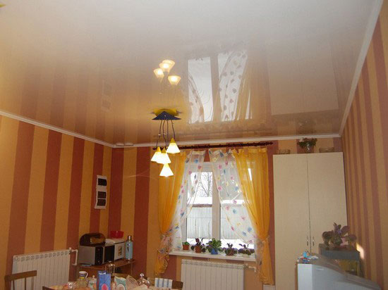 Натяжной потолок на кухне в хрущевке