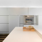Светлая кухня в стиле минимализм