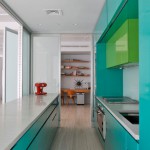 Узкая зеленая кухня в стиле минимализм - фото