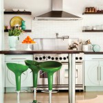кухня в стиле кафе с зелеными стульями