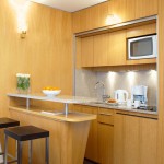 кухонная мебель для маленькой кухни объединенной с гостиной