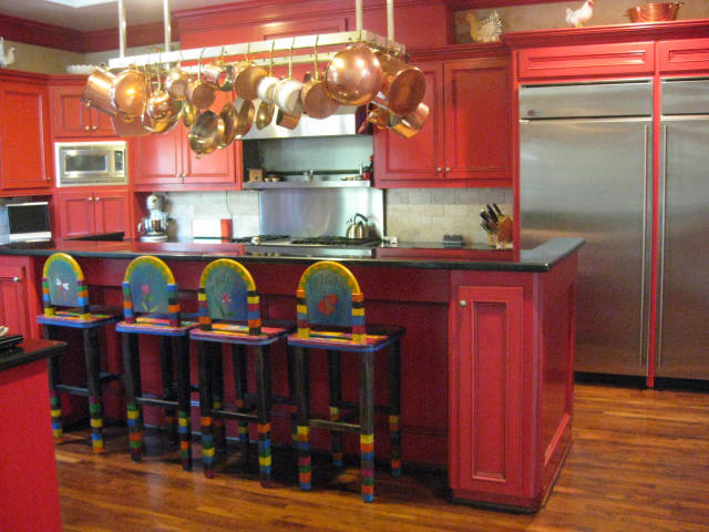 дизайн кухни красного цвета фото