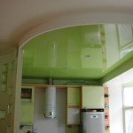 Глянцевый натяжной потолок на кухне