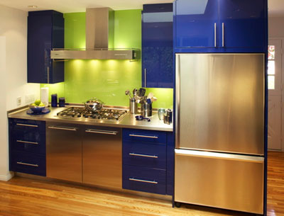 Сочетание зеленого и синего цвета на кухне