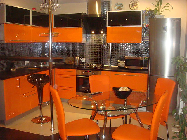  черно оранжевая кухня