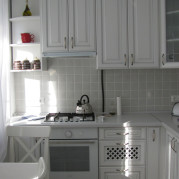Белая угловая кухня - фото