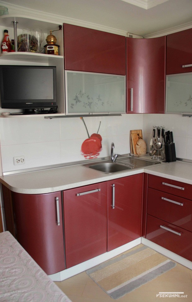 Дизайн угловой красной кухни - фото