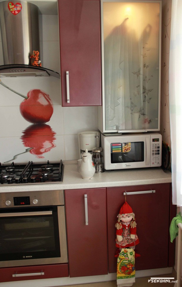 Оформление угловой красной кухни - фото