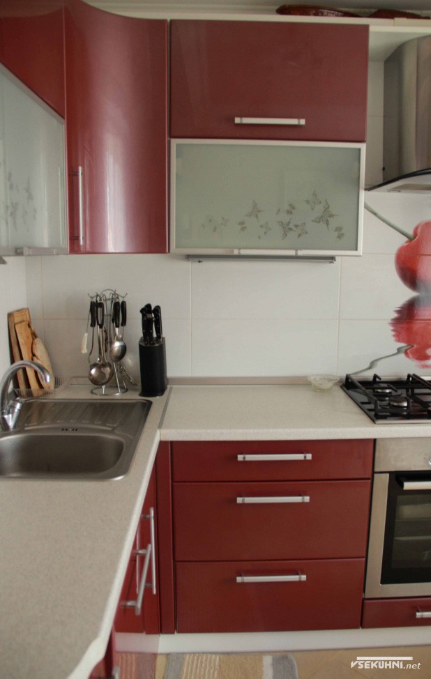 Мойка на красной угловой кухне - фото