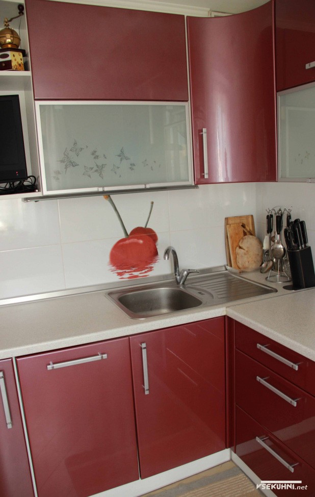 Фартук на кухне красного цвета площадью 9 кв м - фото