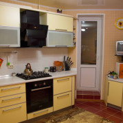 Дизайн желтой угловой кухни